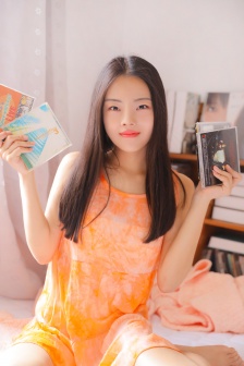 两片肥厚乌黑的陰唇